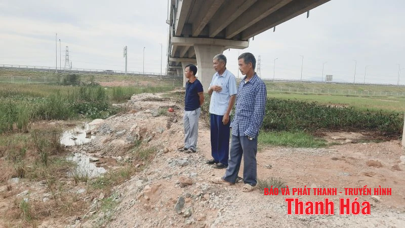 Sớm có giải pháp “cứu” hơn 10ha đất hai lúa cho bà con thôn Làng Mật