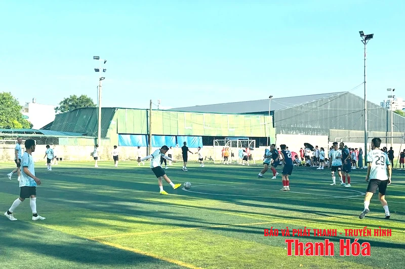 Sôi nổi giải bóng đá nam - nữ trong công nhân lao động