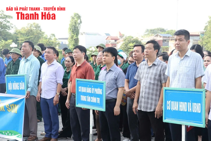 Phường Bỉm Sơn ra quân tổng vệ sinh môi trường, lập lại trật tự vỉa hè, lòng lề đường