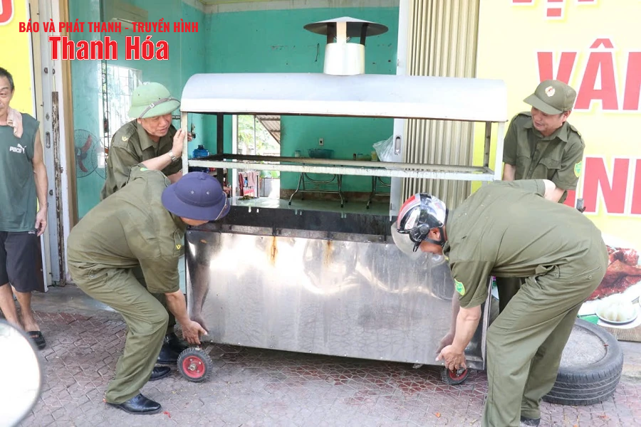 Phường Bỉm Sơn ra quân tổng vệ sinh môi trường, lập lại trật tự vỉa hè, lòng lề đường