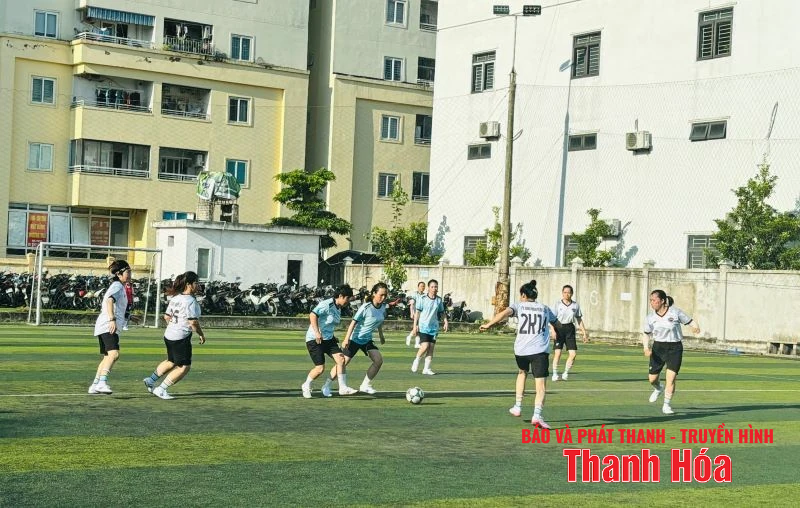 Sôi nổi giải bóng đá nam - nữ trong công nhân lao động