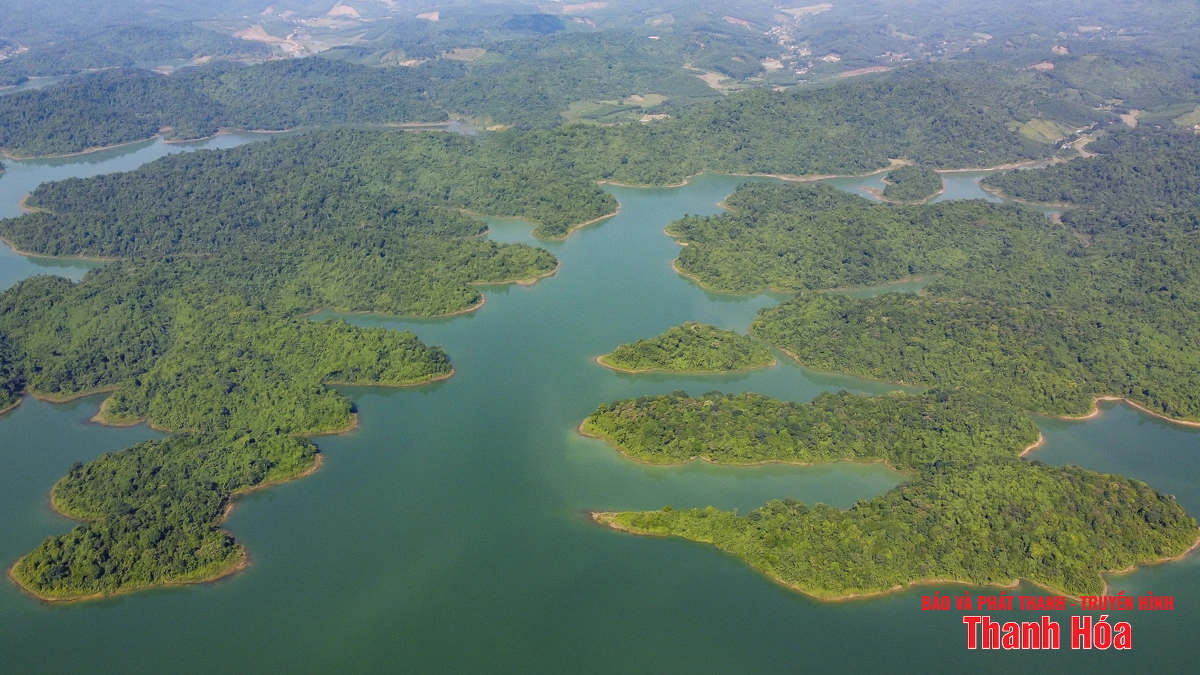 Viên ngọc xanh Bến En nhìn từ trên cao