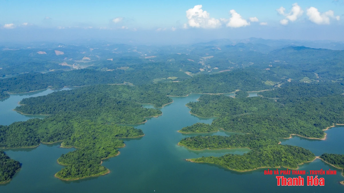 Viên ngọc xanh Bến En nhìn từ trên cao