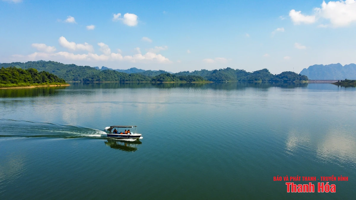 Viên ngọc xanh Bến En nhìn từ trên cao