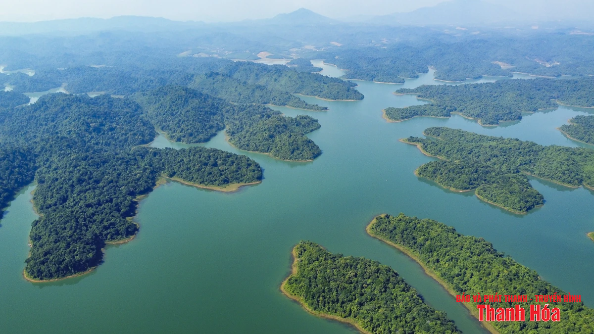 Viên ngọc xanh Bến En nhìn từ trên cao