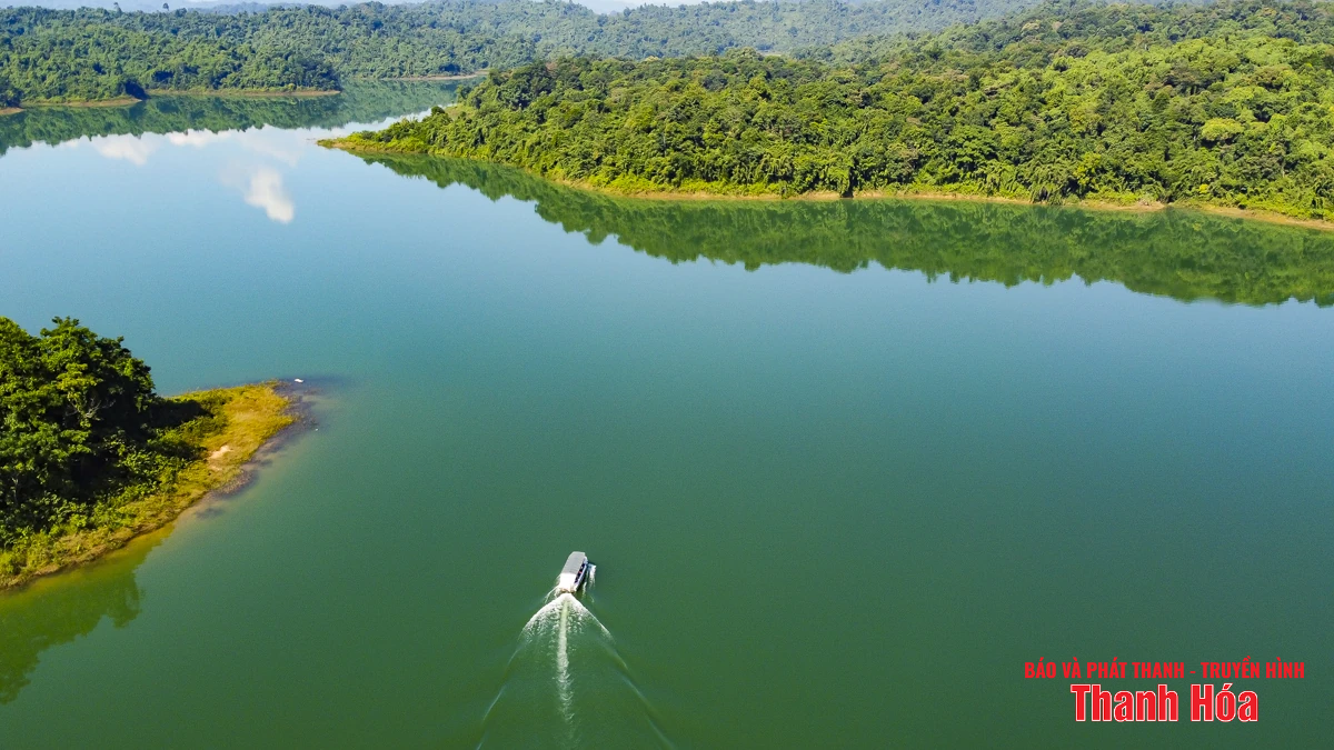 Viên ngọc xanh Bến En nhìn từ trên cao