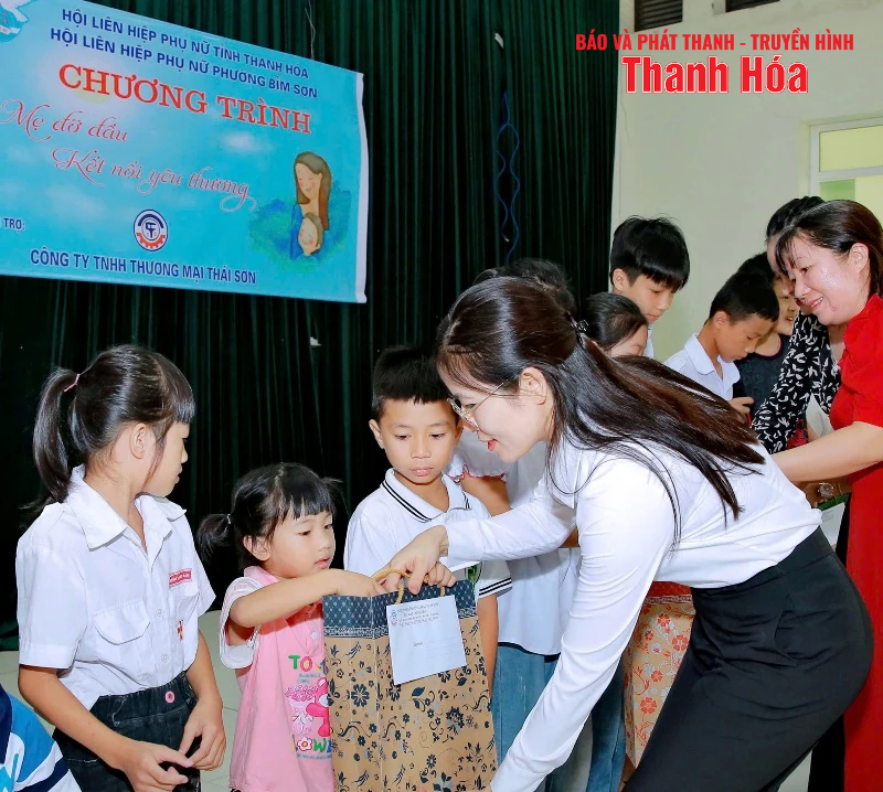 Phụ nữ Thanh Hóa thi đua sôi nổi chào mừng Đại hội Đảng các cấp