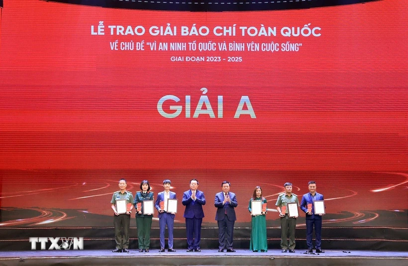 Trao giải báo chí toàn quốc về chủ đề “Vì an ninh Tổ quốc và bình yên cuộc sống”