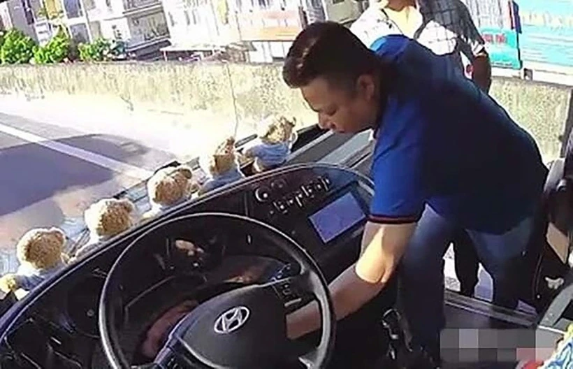 Khởi tố tài xế xe con rút chìa khóa xe khách trên đường Vành đai 3