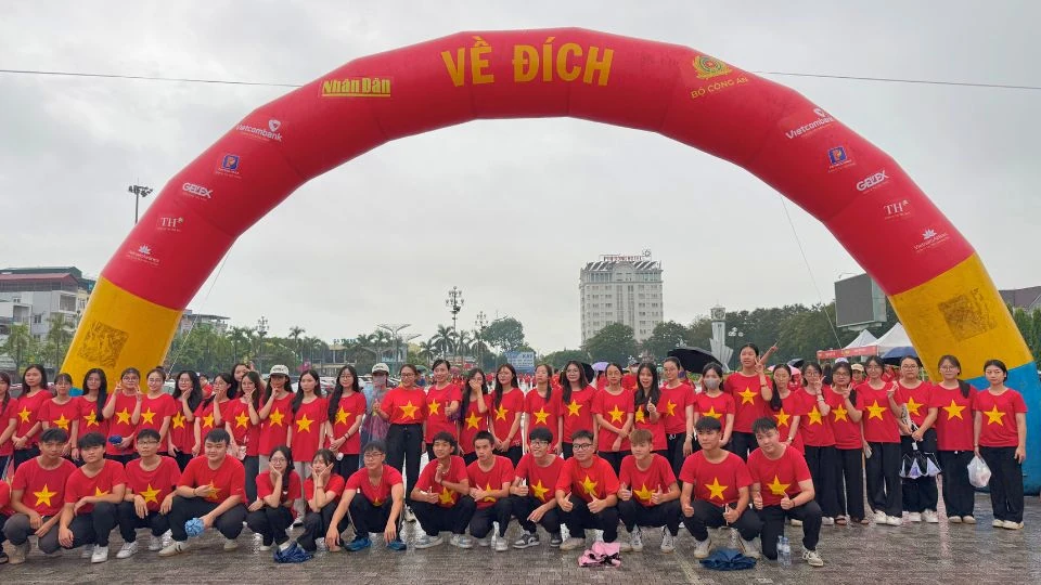 “Cùng Việt Nam tiến bước”: Hàng nghìn bước chân đồng lòng tại điểm cầu Thanh Hóa
