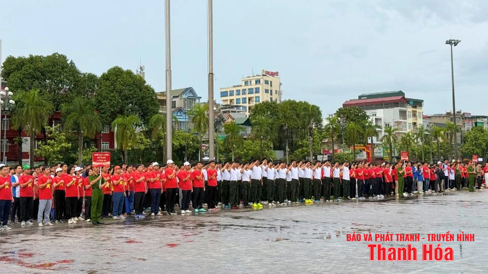 “Cùng Việt Nam tiến bước”: Hàng nghìn bước chân đồng lòng tại điểm cầu Thanh Hóa