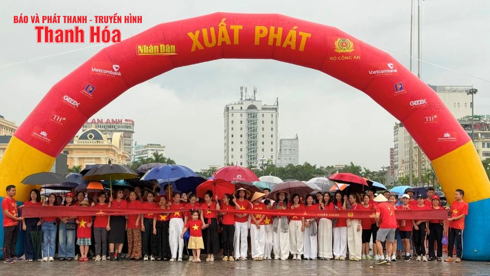“Cùng Việt Nam tiến bước”: Hàng nghìn bước chân đồng lòng tại điểm cầu Thanh Hóa
