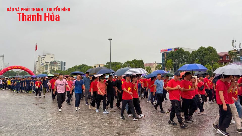 “Cùng Việt Nam tiến bước”: Hàng nghìn bước chân đồng lòng tại điểm cầu Thanh Hóa