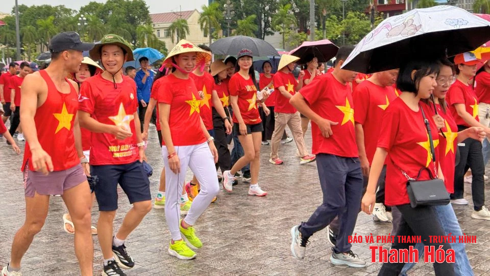“Cùng Việt Nam tiến bước”: Hàng nghìn bước chân đồng lòng tại điểm cầu Thanh Hóa