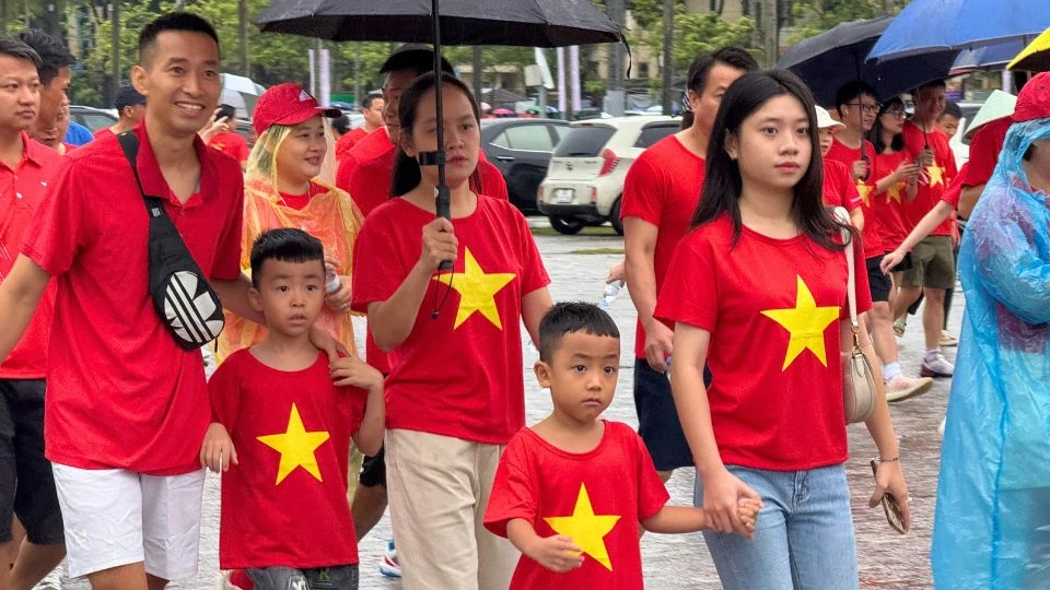 “Cùng Việt Nam tiến bước”: Hàng nghìn bước chân đồng lòng tại điểm cầu Thanh Hóa