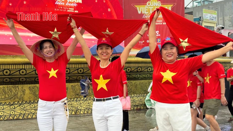 “Cùng Việt Nam tiến bước”: Hàng nghìn bước chân đồng lòng tại điểm cầu Thanh Hóa