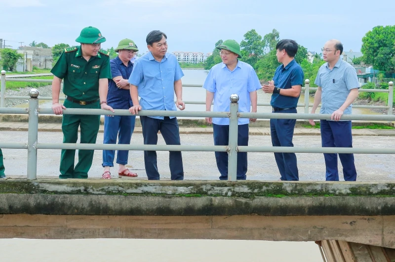 Thứ trưởng Bộ NN&MT kiểm tra công tác ứng phó với bão số 5 tại Thanh Hóa
