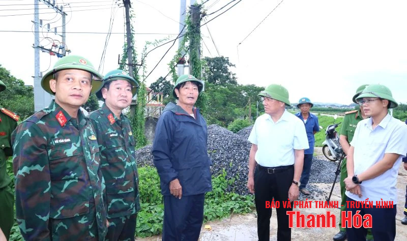 Phó Chủ tịch Thường trực UBND tỉnh Nguyễn Văn Thi kiểm tra công tác ứng phó bão tại xã Kim Tân