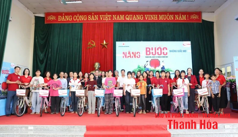 Trao 32 xe đạp cho học sinh vượt khó, hiếu học tại xã Tống Sơn