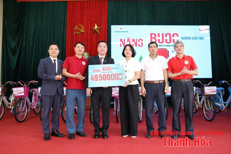 Trao 32 xe đạp cho học sinh vượt khó, hiếu học tại xã Tống Sơn