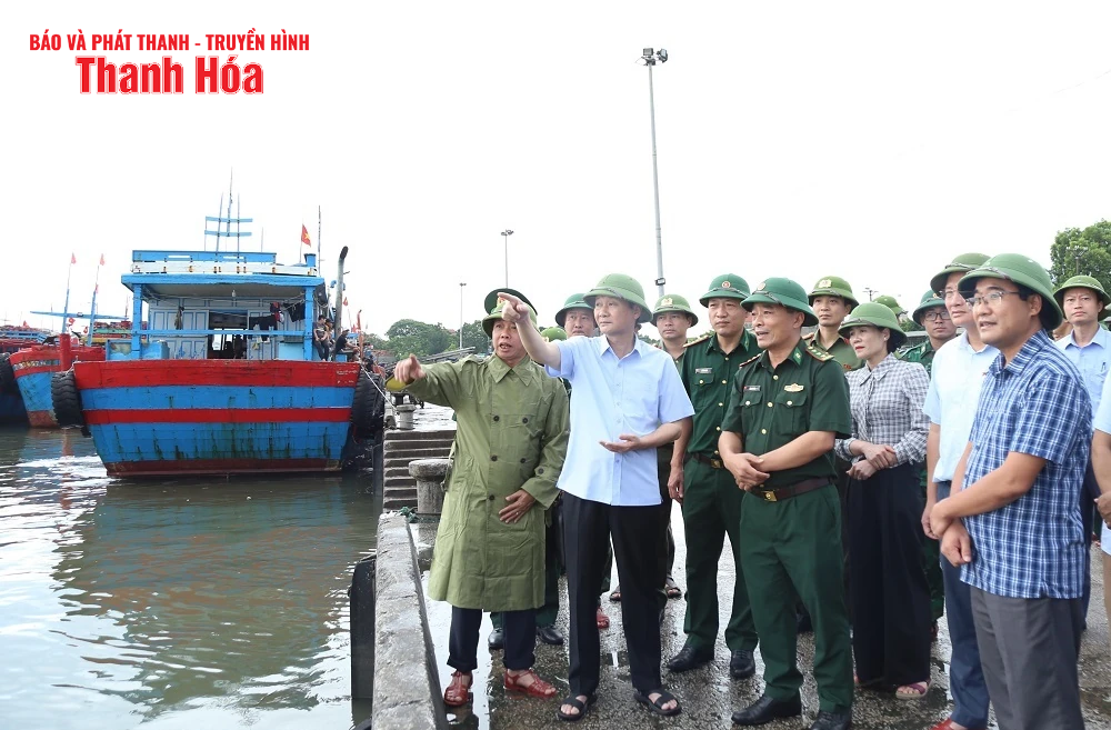 Chủ tịch UBND tỉnh Đỗ Minh Tuấn kiểm tra công tác ứng phó với bão số 5 tại phường Hải Bình và xã Tiên Trang