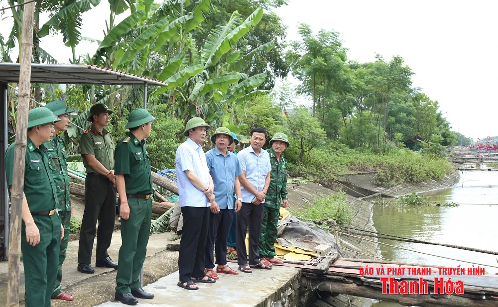 Chủ tịch UBND tỉnh Đỗ Minh Tuấn kiểm tra công tác ứng phó với bão số 5 tại phường Hải Bình và xã Tiên Trang