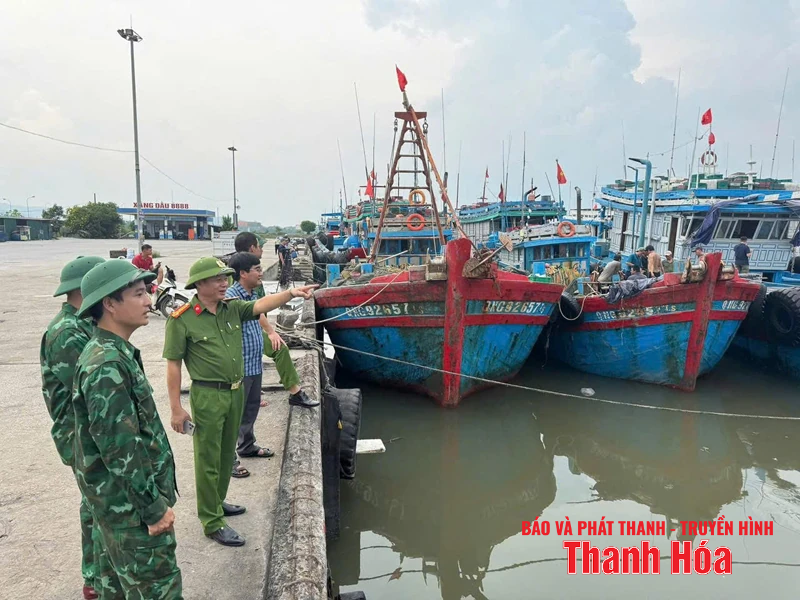 Công an Thanh Hóa bám sát cơ sở, cùng Nhân dân chống bão