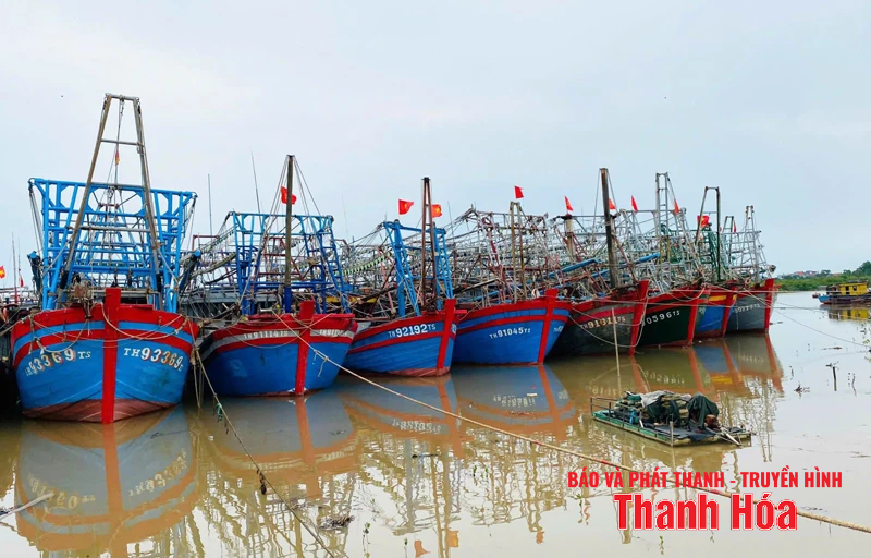 Công an Thanh Hóa bám sát cơ sở, cùng Nhân dân chống bão