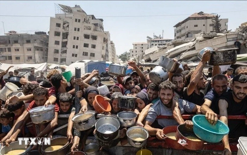 Israel cho phép 370 xe tải chở hàng viện trợ vào Dải Gaza