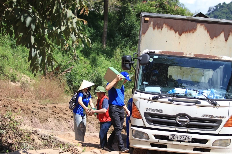 Vinamilk hỗ trợ đồng bào Nghệ An khắc phục hậu quả thiên tai