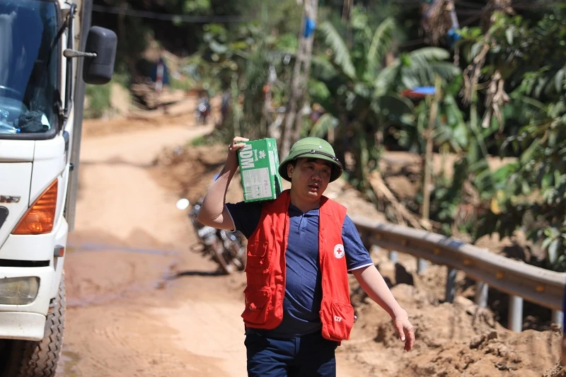 Vinamilk hỗ trợ đồng bào Nghệ An khắc phục hậu quả thiên tai