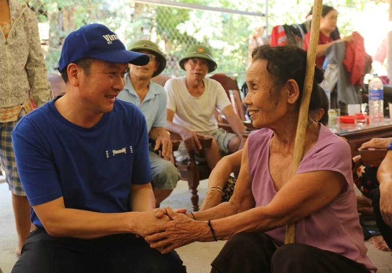 Vinamilk hỗ trợ đồng bào Nghệ An khắc phục hậu quả thiên tai