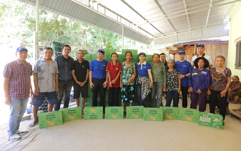 Vinamilk hỗ trợ đồng bào Nghệ An khắc phục hậu quả thiên tai