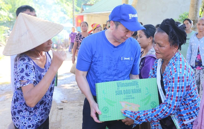 Vinamilk hỗ trợ đồng bào Nghệ An khắc phục hậu quả thiên tai