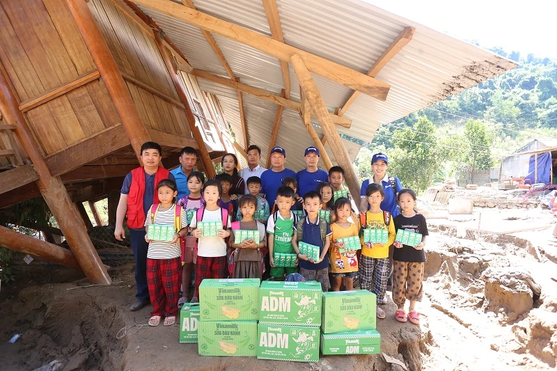 Vinamilk hỗ trợ đồng bào Nghệ An khắc phục hậu quả thiên tai