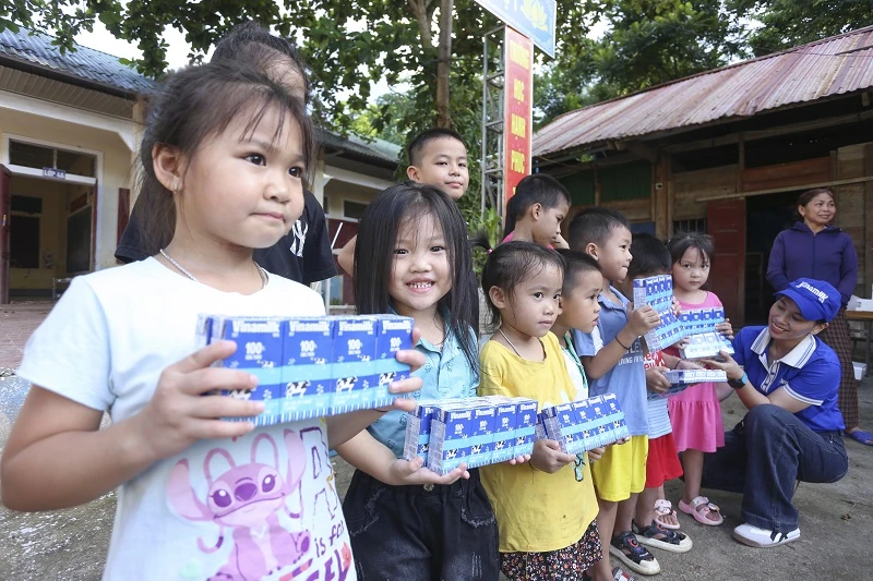 Vinamilk hỗ trợ đồng bào Nghệ An khắc phục hậu quả thiên tai