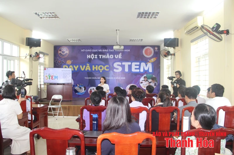 Công chức văn hóa xã, phường, giáo viên tìm hiểu về dạy và học STEM