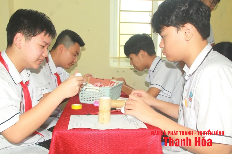 Công chức văn hóa xã, phường, giáo viên tìm hiểu về dạy và học STEM