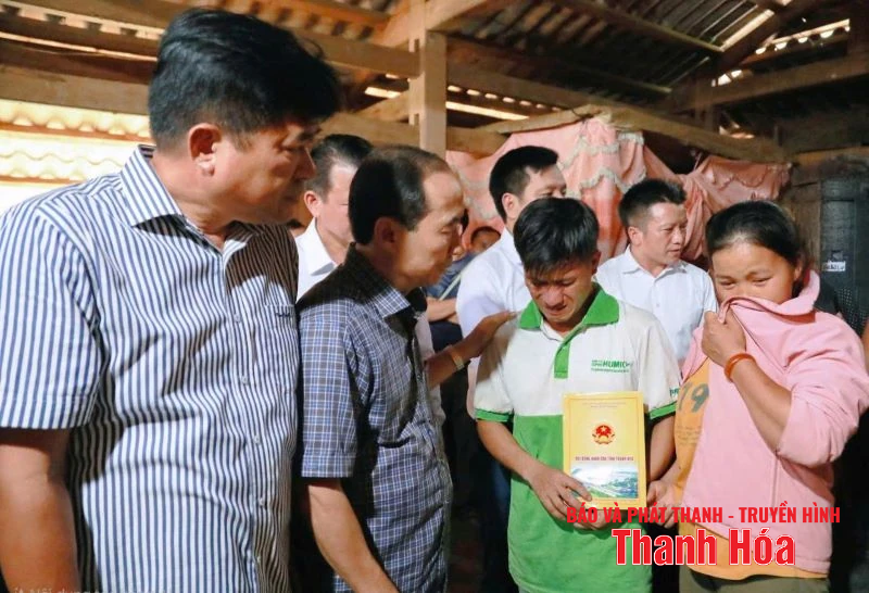 Phó Chủ tịch Thường trực HĐND tỉnh Lê Tiến Lam thăm hỏi, động viên gia đình có nạn nhân bị lũ cuốn ở Trung Lý