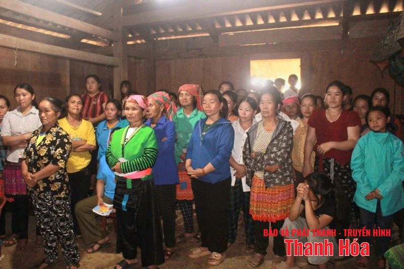 Phó Chủ tịch Thường trực HĐND tỉnh Lê Tiến Lam thăm hỏi, động viên gia đình có nạn nhân bị lũ cuốn ở Trung Lý