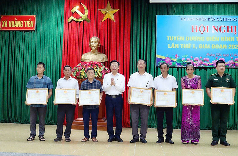 Xã Hoằng Tiến: Tuyên dương 9 tập thể, 14 cá nhân điển hình tiên tiến giai đoạn 2020 – 2025
