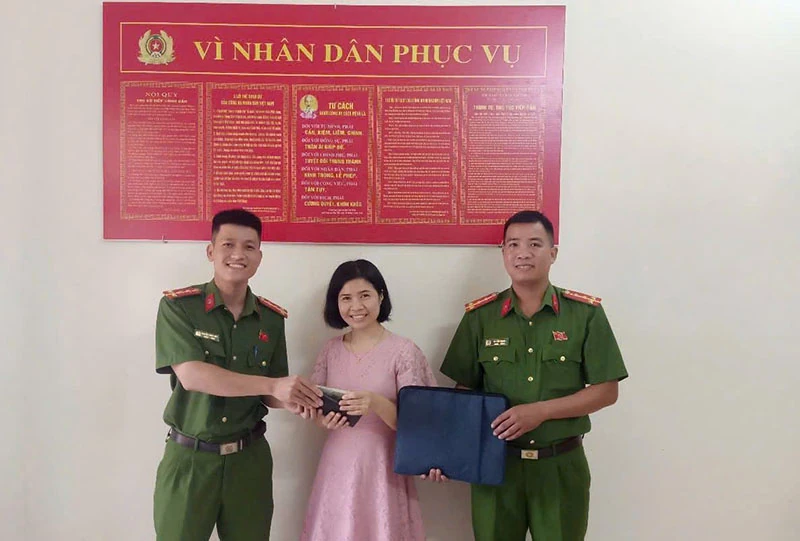 Nhặt được túi xách, 2 cán bộ công an xã Hoằng Hóa trả lại cho người đánh rơi
