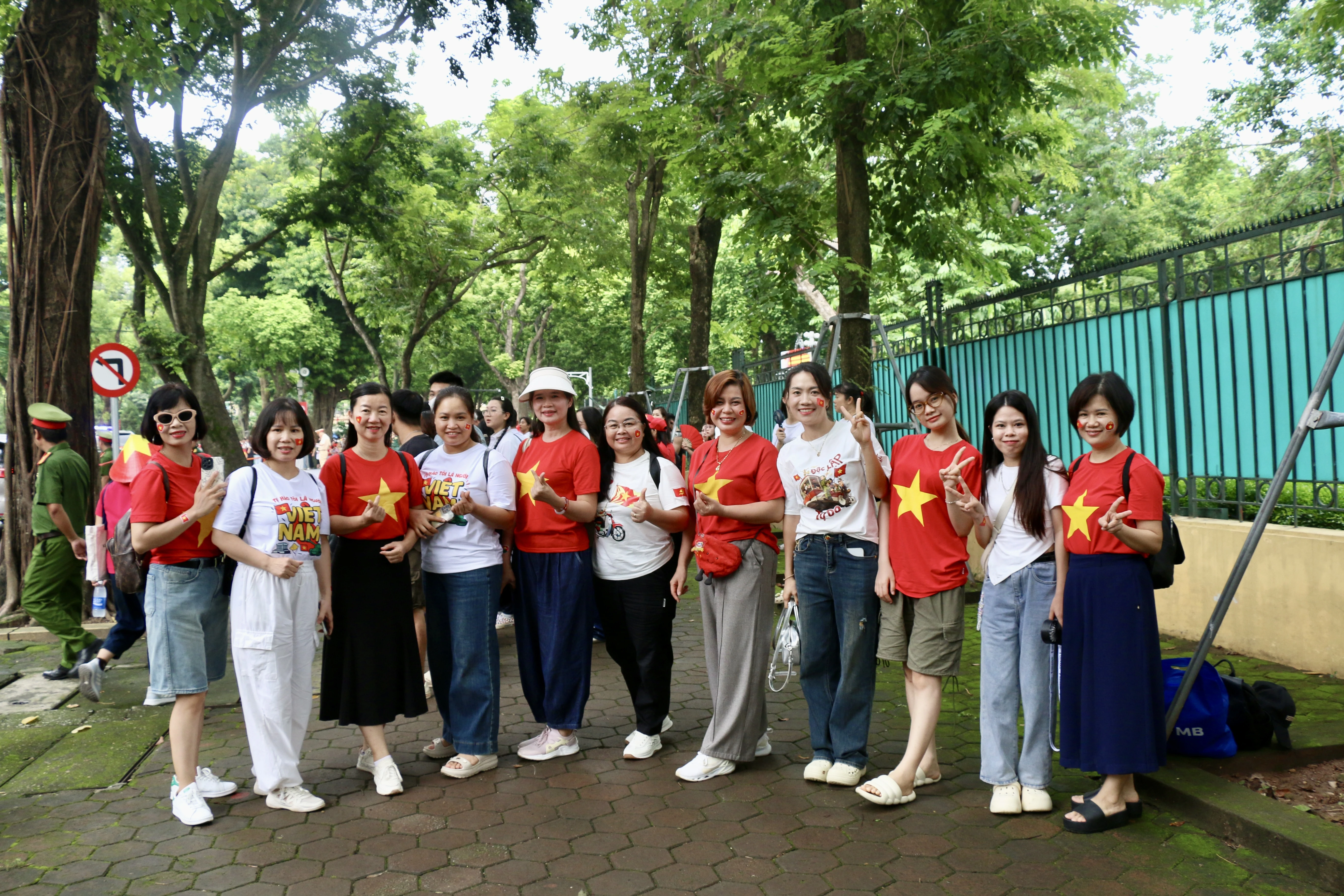 Hàng nghìn chiến sĩ cùng xe pháo quân sự tham dự Tổng hợp luyện diễu binh, diễu hành A80 lần thứ nhất