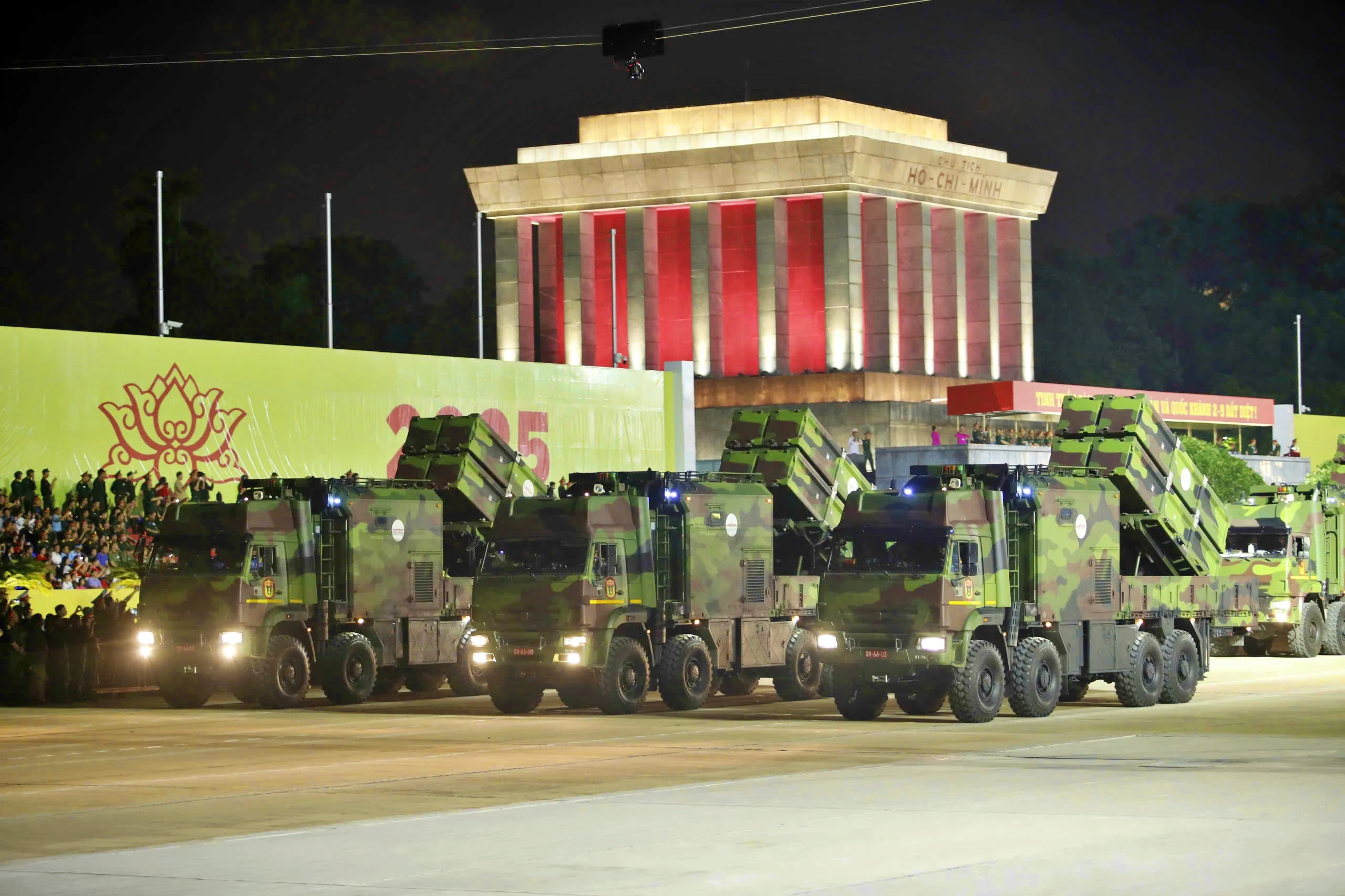 Hàng nghìn chiến sĩ cùng xe pháo quân sự tham dự Tổng hợp luyện diễu binh, diễu hành A80 lần thứ nhất