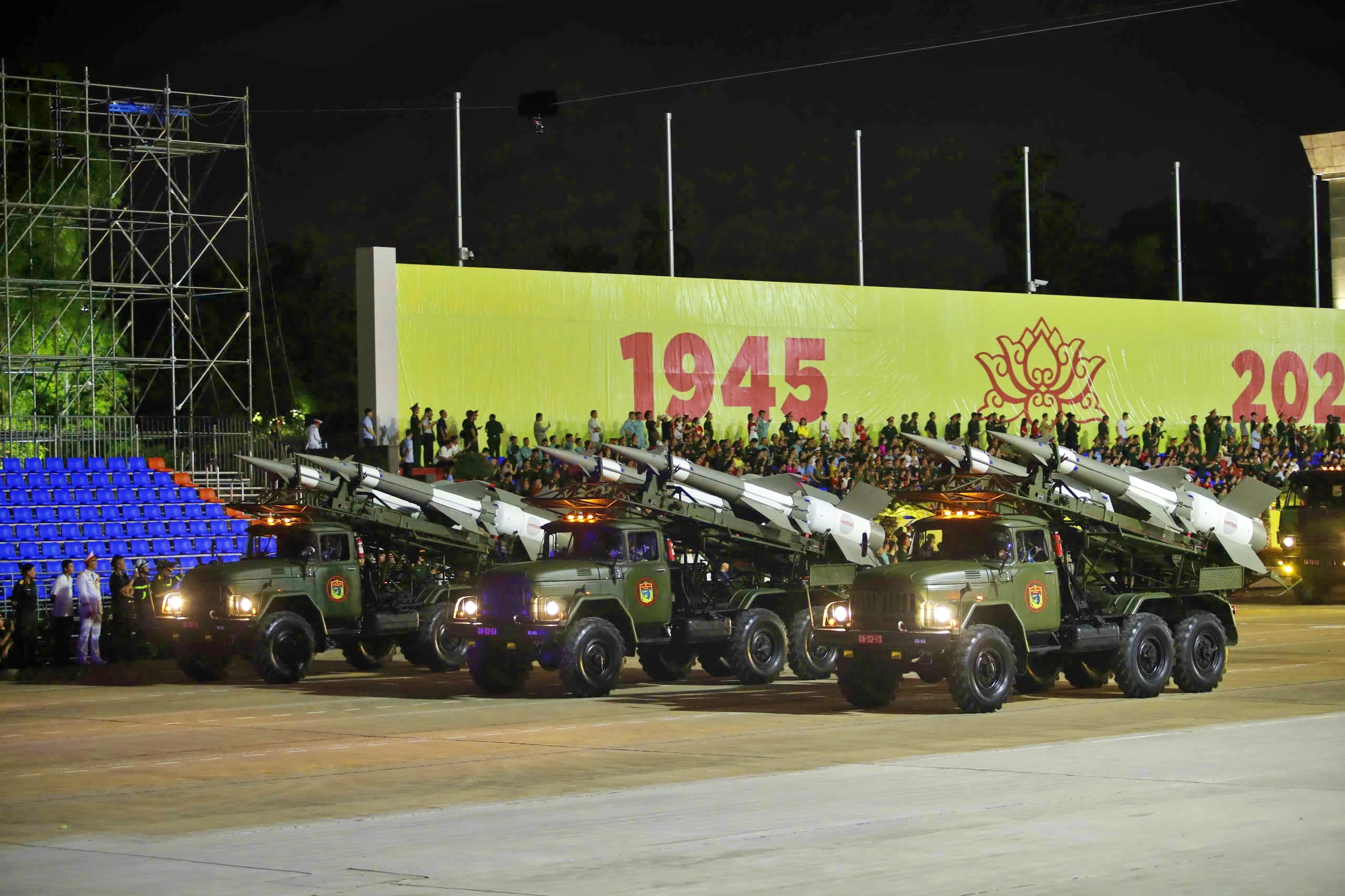 Hàng nghìn chiến sĩ cùng xe pháo quân sự tham dự Tổng hợp luyện diễu binh, diễu hành A80 lần thứ nhất