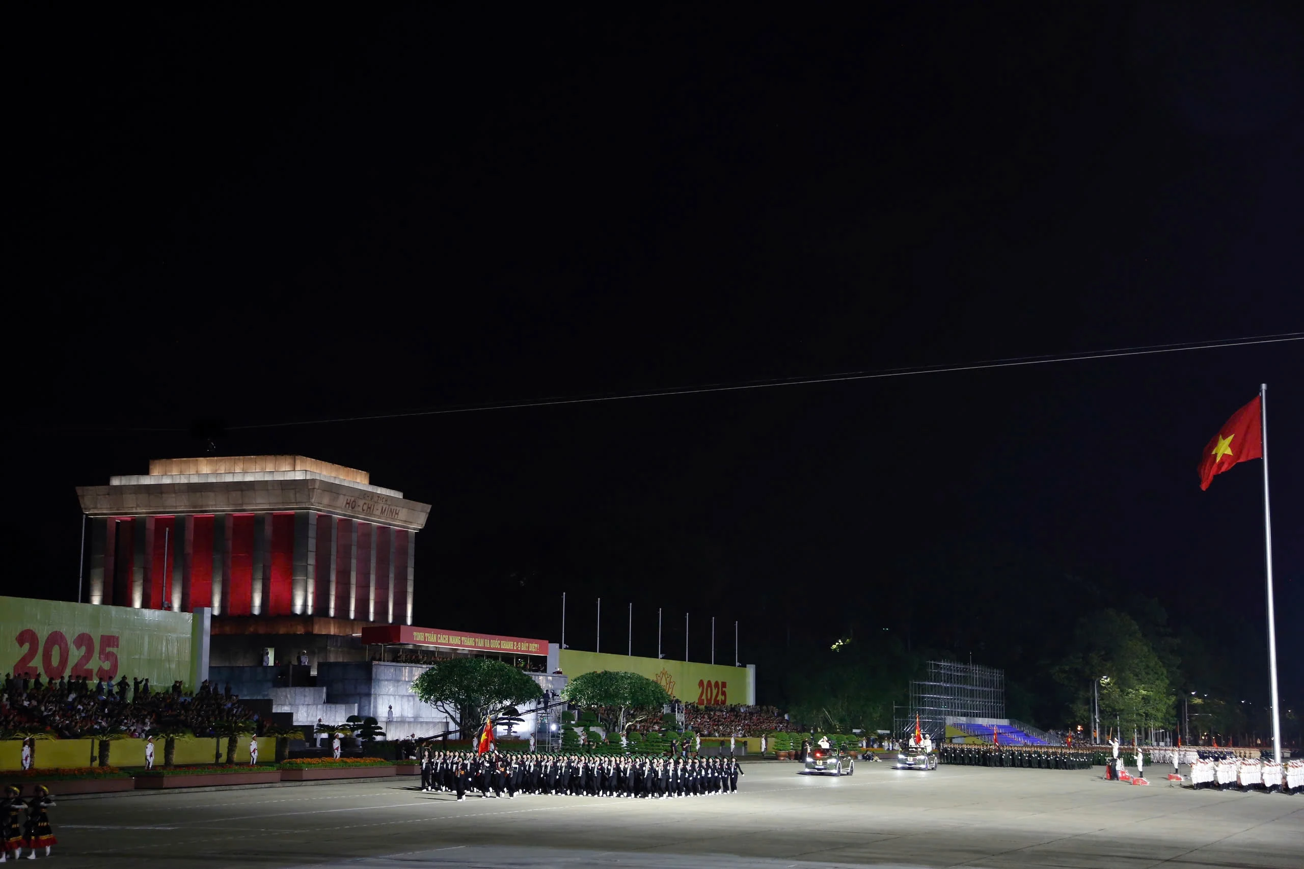 Hàng nghìn chiến sĩ cùng xe pháo quân sự tham dự Tổng hợp luyện diễu binh, diễu hành A80 lần thứ nhất