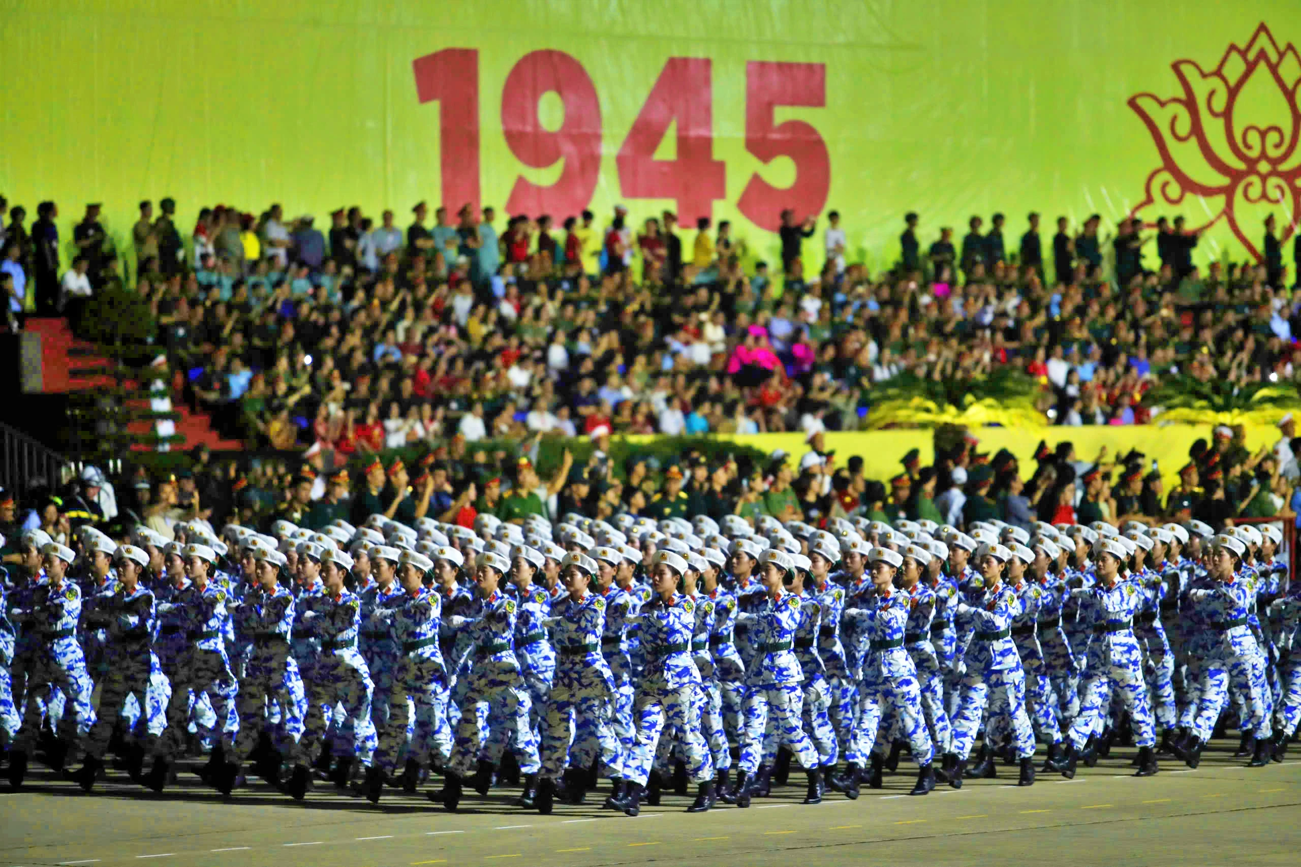 Hàng nghìn chiến sĩ cùng xe pháo quân sự tham dự Tổng hợp luyện diễu binh, diễu hành A80 lần thứ nhất