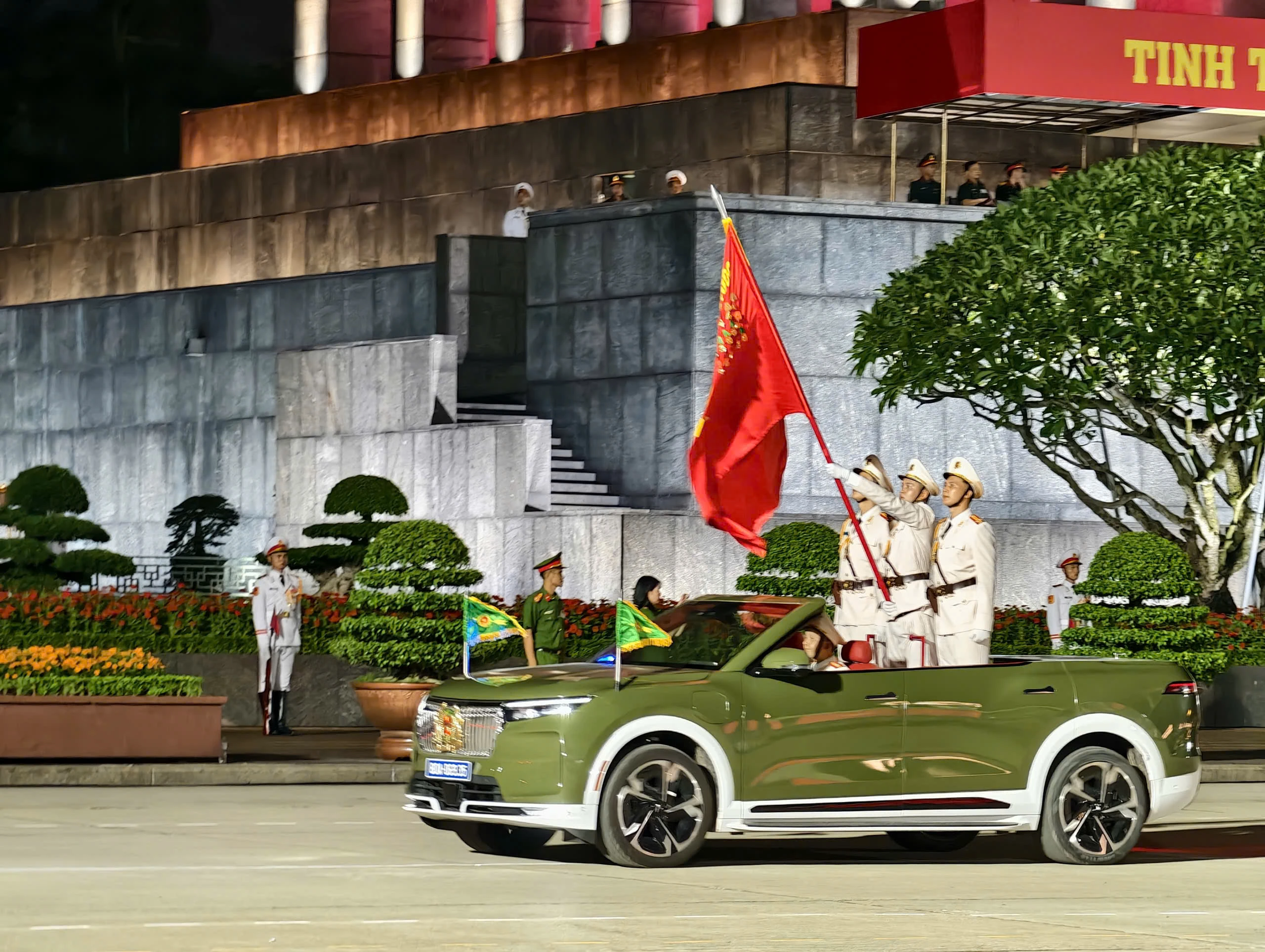 Hàng nghìn chiến sĩ cùng xe pháo quân sự tham dự Tổng hợp luyện diễu binh, diễu hành A80 lần thứ nhất