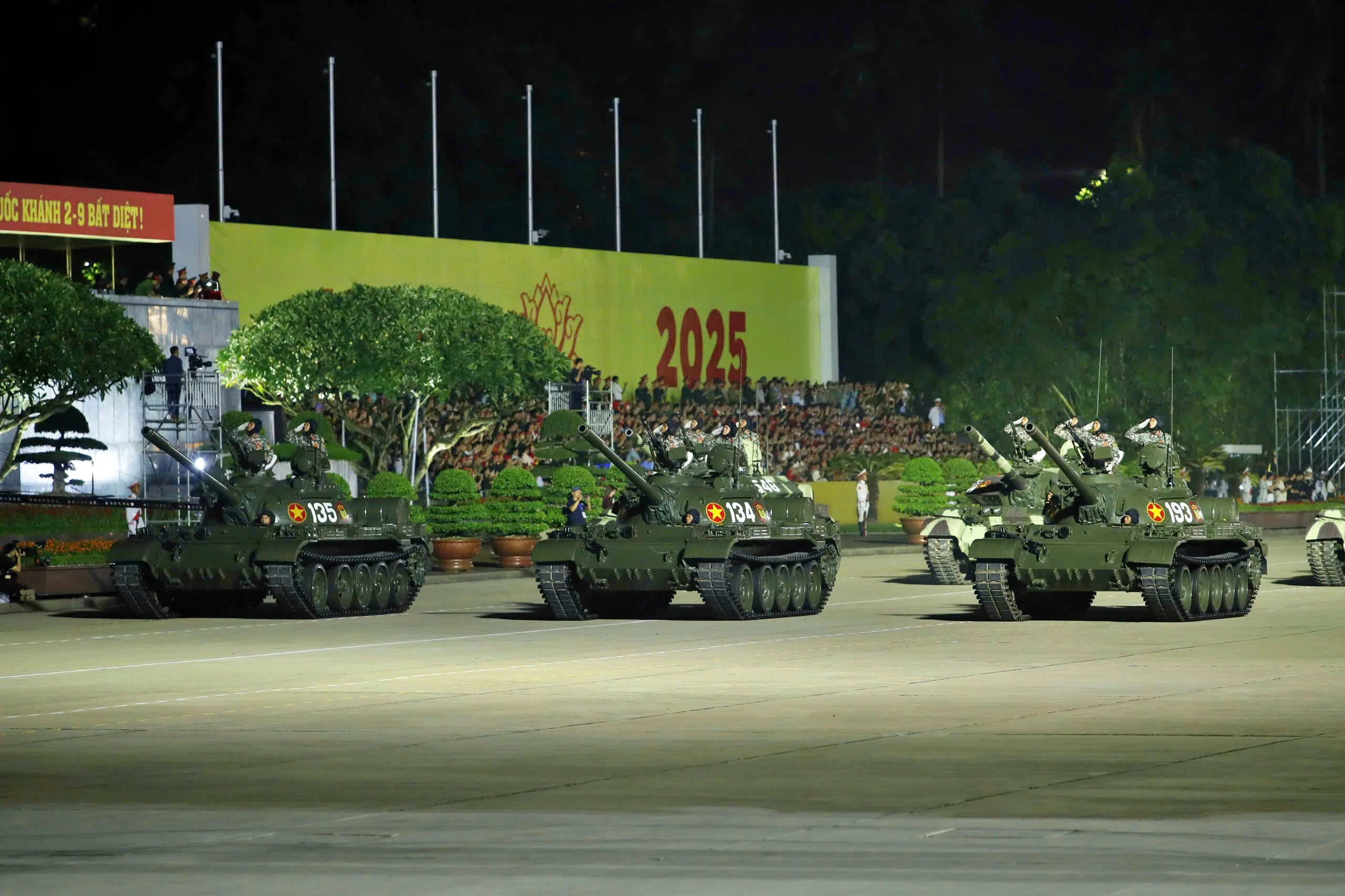 Hàng nghìn chiến sĩ cùng xe pháo quân sự tham dự Tổng hợp luyện diễu binh, diễu hành A80 lần thứ nhất