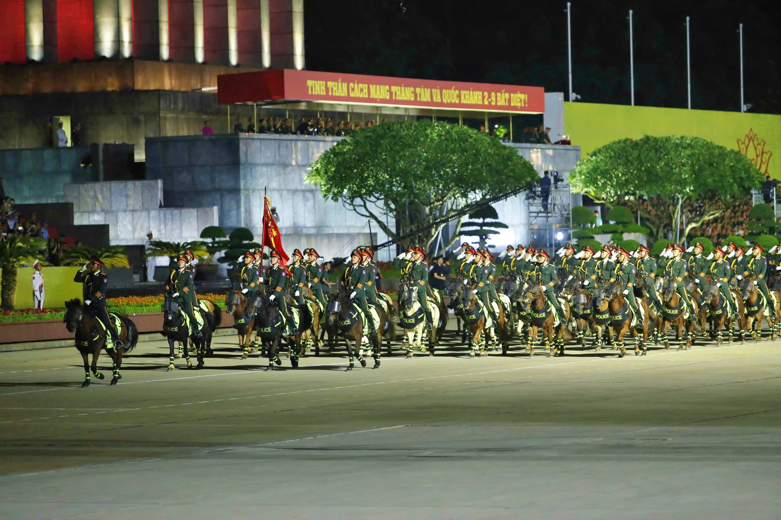 Hàng nghìn chiến sĩ cùng xe pháo quân sự tham dự Tổng hợp luyện diễu binh, diễu hành A80 lần thứ nhất